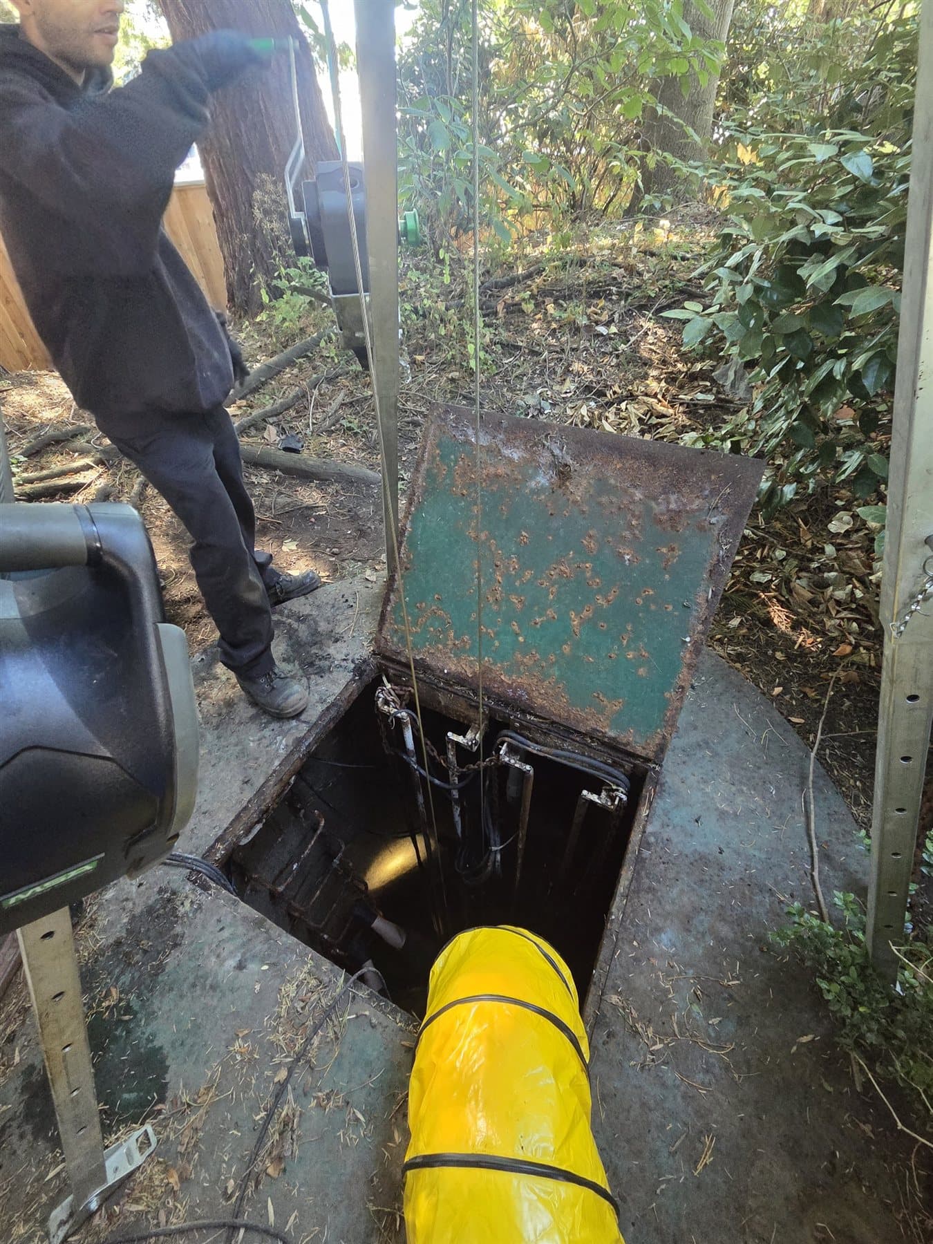 Open sump-pump vault with ventilation equipment and protected access setup