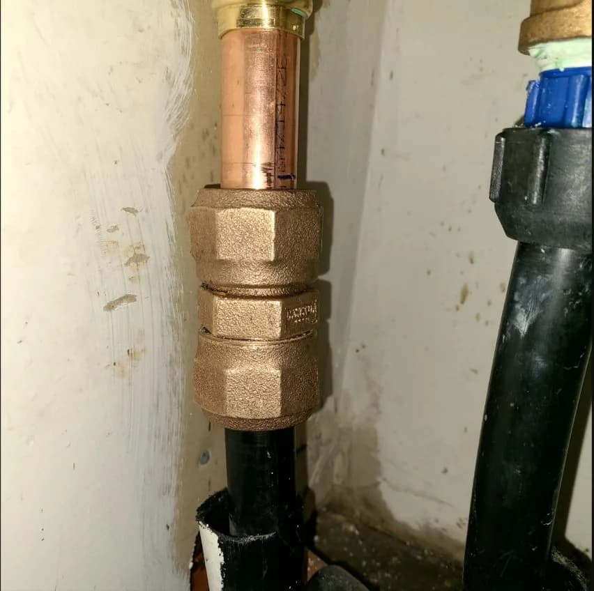 Mueller coupling connecting PE water service to a copper transition
